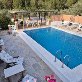 beautiful guest room with swimming pool – hotel w mieście Gormach