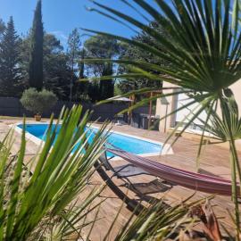 Une villa en Provence, calme, piscine, climatisation, wifi, hotel em Rocbaron