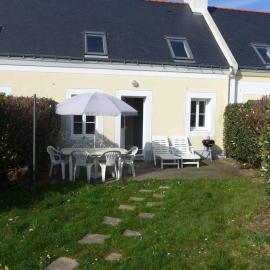 Maison mitoyenne avec jardin, 4 couchages, calme à Locmaria - FR-1-418-51, hotel Locmaria városában