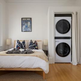 Stylish 1BR w Balcony & Laundry, 2 Mins Walk to PATH Train to NYC、ホーボーケンのホテル