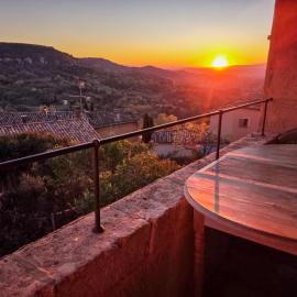 Elegant Saignon Village House with Scenic Terrace Views 2BR and 2BA, Hotel in Saignon