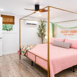 Walkable, 2 King En-Suites, Game Room, EV Charger!, hotel in Stone Mountain