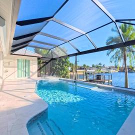 VRCC Villa Alba - waterfront villa with boat dock, хотел в Кейп Корал