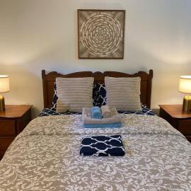 Luxury comforts getaway home, hotel u gradu Brosar