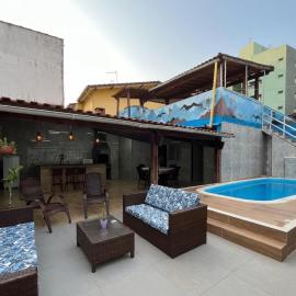 Casa com piscina, churrasqueira e vista mar a 50m da praia