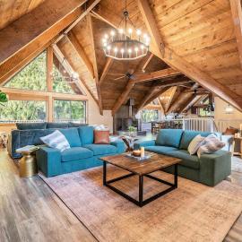 Creekside cabin with hot tub and sauna, next to ONP, hotel in Port Angeles