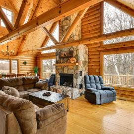 Group Fun on Tittabawassee River! Large Log Cabin, Hotel in Beaverton