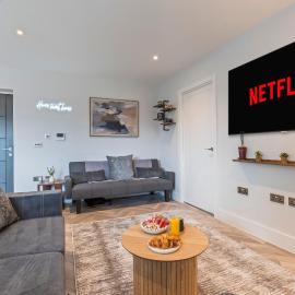 London 1BR Flat Sleeps 5 Comfortably Pool Table Near Tube