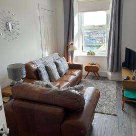 Centrally located 1 bed modern flat with harbour views
