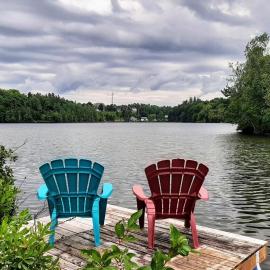 Chalet nature et famille avec Accès privé au lac à 2 minutes du Village Valcartier, hotel in Saint-Gabriel-De-Valcartier