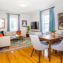 Bright & Spacious Boston Home near T, khách sạn ở Boston