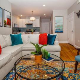 Charming Boston Home Near T, khách sạn ở Boston