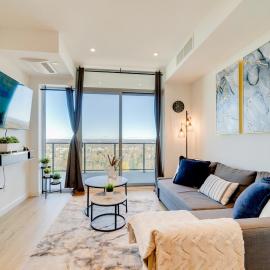Stylish Open Concept Suite in Central KW, hotelli kohteessa Kitchener