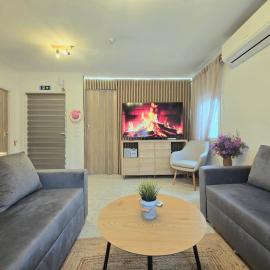 Anemos Garden House - Cozy Retreat with Garden & Parking - Near Nea Kallikrateia, hotelli kohteessa Vergia