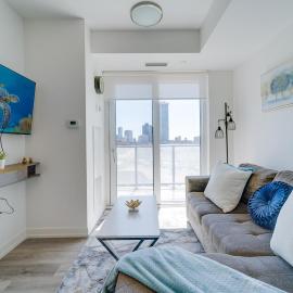 Modern Downtown Condo with Gym, hotel in Kitchener