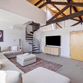 Gorgeous downtown apartment with high ceilings, hotel a Hartford