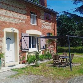 Charming House 2 bedrooms 4 to 5 people Fully equiped Kitchen Clim and Heat WiFi Starlink TV Netflix 3 Parkings