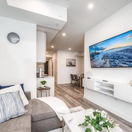 Stylish and Cozy in DT Kitchener & Uptown Waterloo, hotel u gradu Kičener