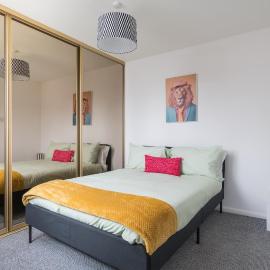 4 Bed House with Free Parking for 4 vehicles or 2 large vans - Ensuite & Family bathroom with additional WC - Large Rear Garden - Ideal for Families - Relocators - Contractors!