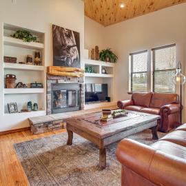 Hike & Explore: Show Low Gem w/ Deck & Grill!, hotel sa Show Low