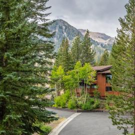 Ski-In Condo Walk to Lifts Village & Fun