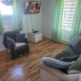 Downtown apartment next to highway netflix+wifi, hotel in Edmundston