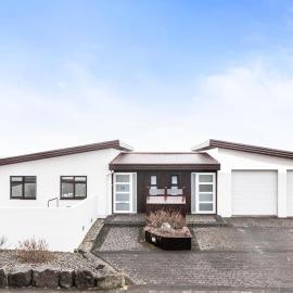 Peaceful Villa with Ocean View - Entire Home -Near KEF Airport, ξενοδοχείο σε Njarðvík