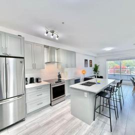 Downtown Condo near Vancouver Skytrain، فندق في سوري