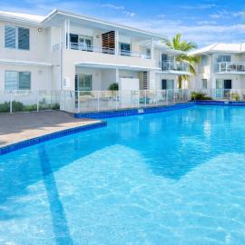 2 Bedroom Pacific Blue Poolside Escape - Oaks Port Stephens Pacific Blue Resort, hotel di Salamander Bay