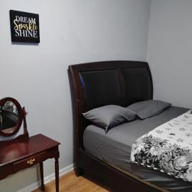 Grove 4- Queen bed with Private bathroom, hotel in Irvington