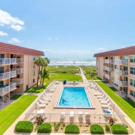 Spanish Main - Cocoa Beach Oceanfront Condos near Port Canaveral, hotel i Cocoa Beach