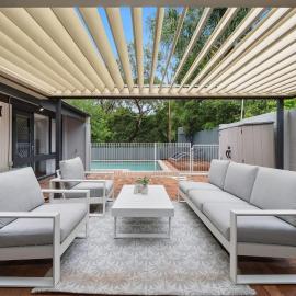 Tranquil bush resort house - pool & fire pit, hotel in Pymble