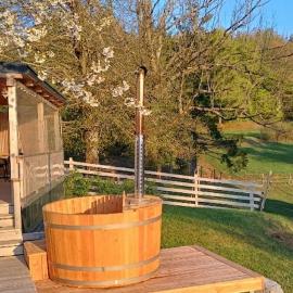 Nature Getaway with Wooden Soaking Hot Tub, hotel em Nova Vas