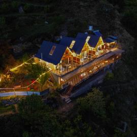 Western Trapogan Cottage in Thirthan Valley, hotel v destinácii Banjār