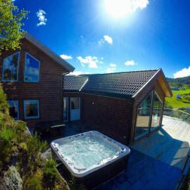 Luxury Fjord Cabin with jacuzzi, boat dock & view, hotel a Sveio