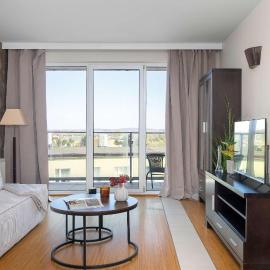 Functional & Modern Apartment with Parking and Balcony by Noclegi Renters
