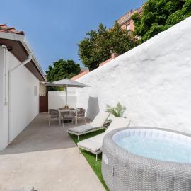 HostWise - Traditional House with Terrace, Hotel in Porto