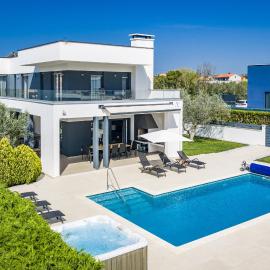 Villa Una in Pula with heated pool and whirlpool