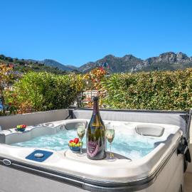 Le Coq Elysium - Exceptional 220 sqm Penthouse - Private Terrace & Jacuzzi - AC - 3 Parking Spaces, hotel Mentonban