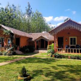 Lovelynest homestay, hotel u gradu Attigundi