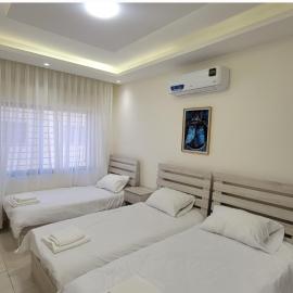 #302 brand new two large bedrooms, hotel in Rujm ash Sharāʼirah