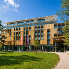 Regal Retreat: Luxurious Apartment with Schönbrunn Palace Panorama，維也納的飯店