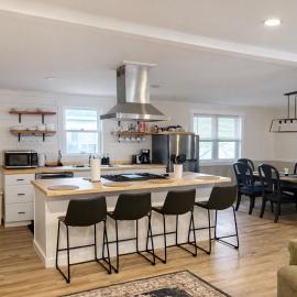 Charming Cottage with Fenced Backyard Pet Friendly