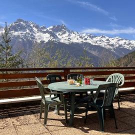 Mountain ski apartment with superb views