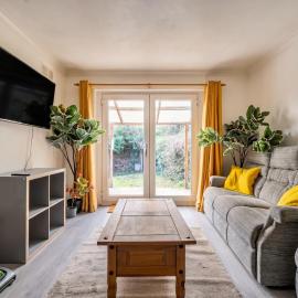 Bright 2-bed Bristol home with garden and parking