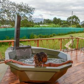2BR Forest Cabin, Jacuzzi, Fireplace & Mt Kenya Views, hotel u gradu Naro Moru