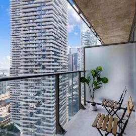 Lux 1 BR-Den DWTN Condo near CN Tower, hotel v Torontu