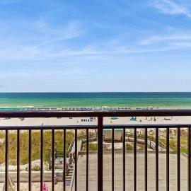 Gorgeous gulf front condo with pools hot tub and gym, hôtel à Destin