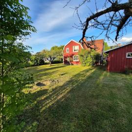 Red House with Garden near Astrid Lindgren's World、Södra Viのホテル