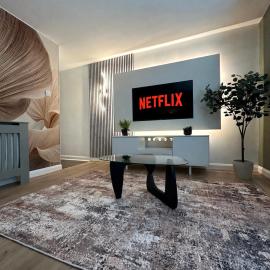 MODERN DELUXE AIRPORT APARTMENT, FREE PARKING, LUXURY Interior, MEDIA WALL, Near Luton Parkway & M1, Sleeps 4 Guests, GARDEN, hotel in Luton